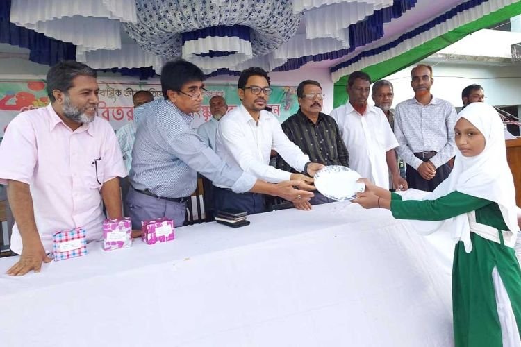 দেওয়ান আব্দুর রহিম হাইস্কুল এন্ড কলেজে বার্ষিক প্রতিযোগিতার পুরস্কার
