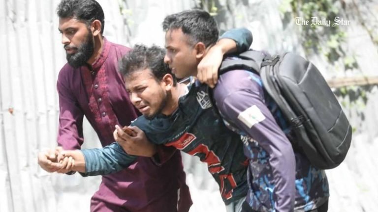 চট্টগ্রাম বিশ্ববিদ্যালয়ে শিক্ষার্থী-এলাকাবাসীর সংঘর্ষে উপ-উপাচার্যসহ আহত অন্তত- ৫০