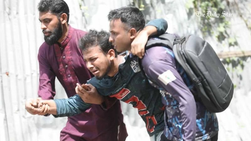 চট্টগ্রাম বিশ্ববিদ্যালয়ে শিক্ষার্থী-এলাকাবাসীর সংঘর্ষে উপ-উপাচার্যসহ আহত অন্তত- ৫০