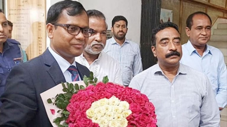 সিলেটের নয়া জেলা প্রশাসক সারওয়ার আলমের দায়িত্ব গ্রহণ