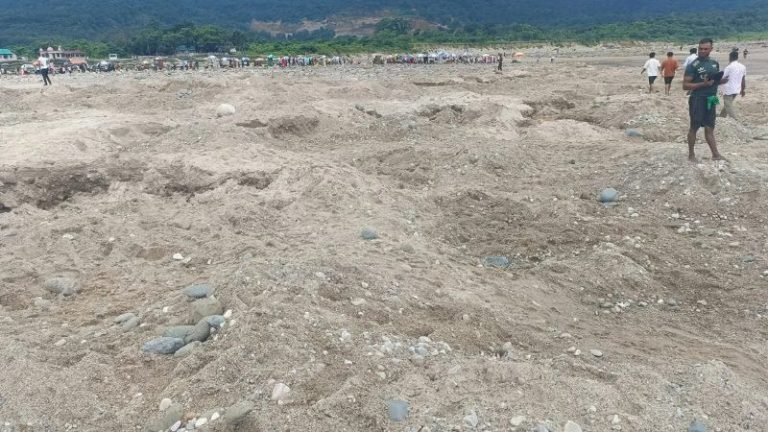 সাদাপাথর লুট ঠেকাতে প্রশাসন কি ব্যর্থ?