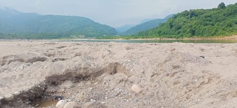 হরিলুটে বিরানভূমি ‘সাদাপাথর’