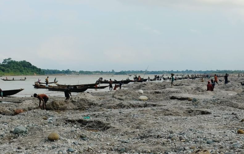 কোম্পানীগঞ্জে পাথর লুট ও চুরির ঘটনায় মামলা, আসামী দেড় হাজার