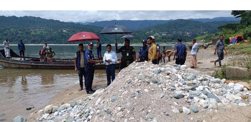 <span style='color:#000;font-size:18px;'>রাতেও দিনে যৌথ বাহিনীর অভিযান ॥ ইউপি চেয়ারম্যান গ্রেফতার</span><br/> লুটের পাথরবাহী ৭০ ট্রাক জব্দ, ফেলা হচ্ছে সাদাপাথর এলাকায়