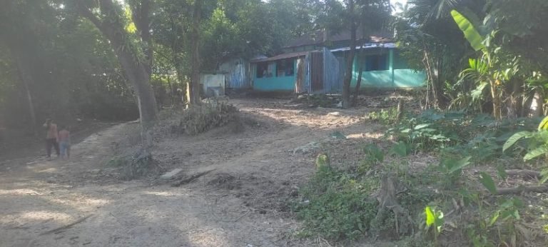 <span style='color:#000;font-size:18px;'>বসতঘর, বাথরুম ও টিউবওয়েল নির্মাণ, রাস্তা বঞ্চিত ২০/২৫ টি পরিবার </span><br/> গোয়াইনঘাটে ছাত্রলীগ নেতা কর্তৃক সরকারি খাস জমি দখল, রাস্তা বঞ্চিত মানুষজন 