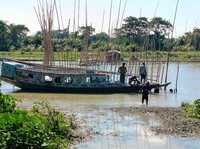 সিলেটের ডাকে সংবাদ প্রকাশ : অবশেষে নদী থেকে বাঁধ উচ্ছেদ 