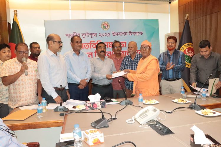<span style='color:#000;font-size:18px;'>সিলেট নগরীতে পূজামন্ডপের সংখ্যা ৮০টি</span><br/> বাংলাদেশ সকল ধর্মের মানুষের ঐক্যের অনন্য নজির : বিভাগীয় কমিশনার