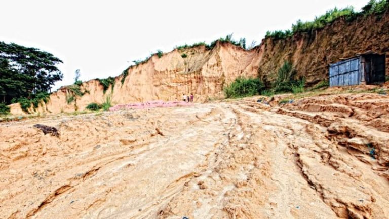 সিলেটে অবৈধভাবে পাহাড় ও টিলা কর্তন সম্পূর্ণরূপে নিষিদ্ধ ঘোষণা