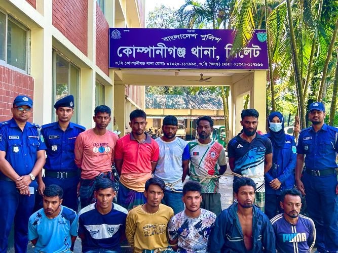 ধলাই সেতুর নিচ থেকে অবৈধভাবে বালু উত্তোলনের দায়ে ১১ জনের জেল