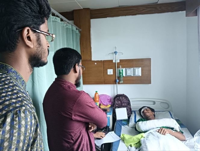 সড়ক দুর্ঘটনায় আহত ছাত্রদল নেতাকে দেখতে গেলেন শাবি শিবির সভাপতি
