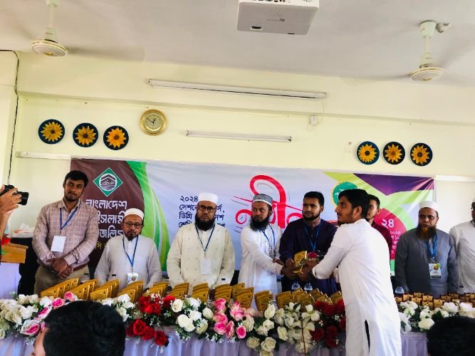 এমসি কলেজে নবীন শিক্ষার্থীদের বরণ করে নিলো ইসলামী ছাত্র মজলিস