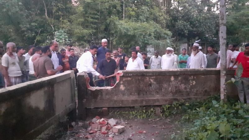 <span style='color:#000;font-size:18px;'>সিলেটের ডাকে সংবাদ প্রকাশের পর</span><br/> জকিগঞ্জে প্রভাবশালীদের দেয়াল ভাঙল প্রশাসন, অবশেষে মুক্ত অসহায় পরিবার