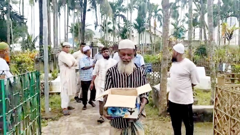 কবরস্থানে রেখে যাওয়া নবজাতক হঠাৎ নড়ে উঠল, পরে হাসপাতালে ভর্তি