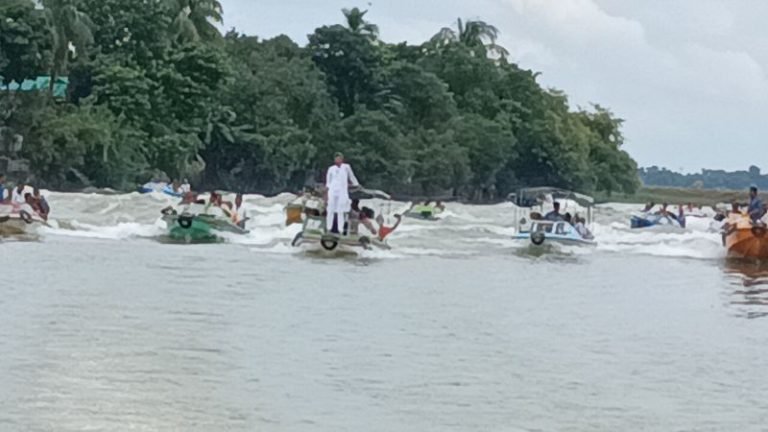 স্পীডবোটের বহর নিয়ে সুনামগঞ্জে কেন্দ্রীয় যুবদল নেতার ৩১ দফার প্রচার 