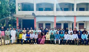 Теңізде жүзіп жүрген жалаңаш қызды қараңыз