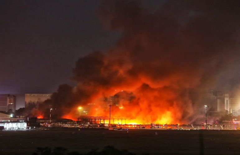 আগুন নিয়ন্ত্রণে : ৭ ঘন্টা পর সচল শাহজালাল বিমানবন্দর