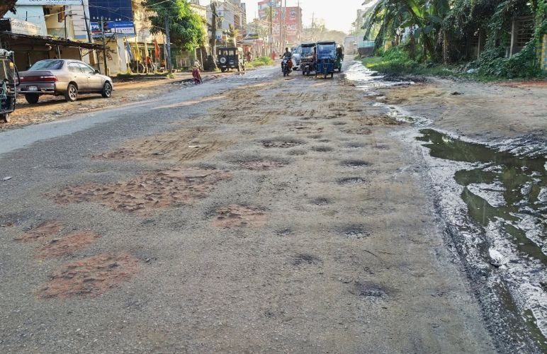শ্রীমঙ্গল শহরে মহাসড়কে গর্ত-কাদা, ভোগান্তিতে পথচারীরা
