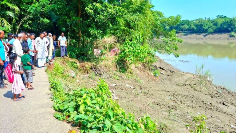 নদীভাঙন মানুষের জীবন-জীবিকাকে হুমকির মুখে ফেলেছে : এমরান চৌধুরী নদীভাঙন মানুষের জীবন-জীবিকাকে হুমকির মুখে ফেলেছে : এমরান চৌধুরী