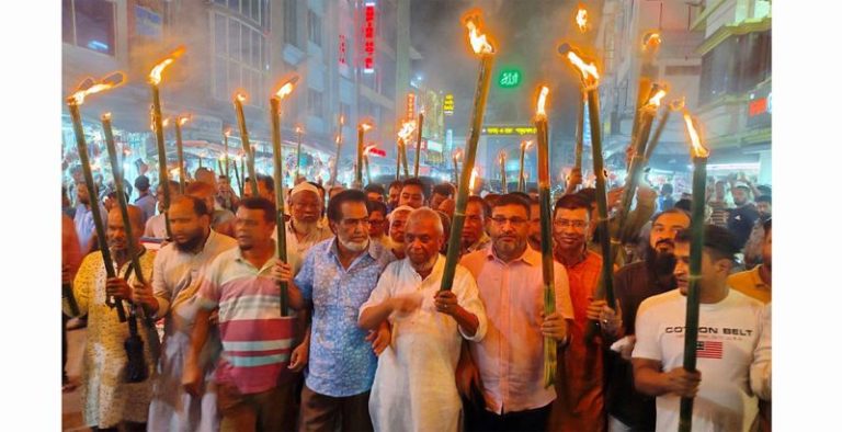 সিলেটের প্রতি উন্নয়ন বৈষম্য দূর করতে মশাল মিছিল সিলেটের প্রতি উন্নয়ন বৈষম্য দূর করতে মশাল মিছিল