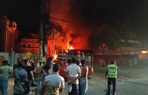 সিলেটের পাঠানটুলায় মধ্যরাতে হঠাৎ আগুন, পুড়ল কয়েকটি দোকান