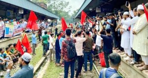 কুলাউড়ায় দাবি আদায়ে স্টেশনজুড়ে জনতার ঢল