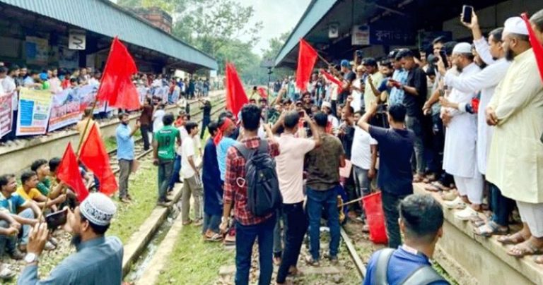 কুলাউড়ায় দাবি আদায়ে স্টেশনজুড়ে জনতার ঢল কুলাউড়ায় দাবি আদায়ে স্টেশনজুড়ে জনতার ঢল