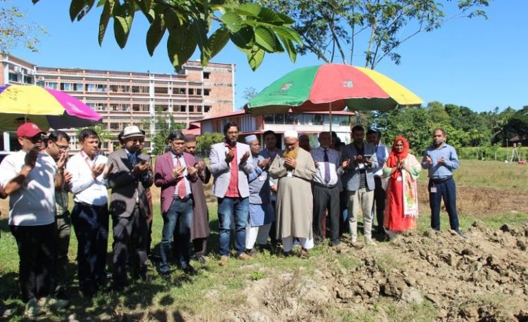 <span style='color:#000;font-size:18px;'>মাটি ভরাট ও উন্নয়ন কাজের উদ্বোধন</span><br/> ‘তৃতীয় একাডেমিক ভবন নির্মাণ লিডিং ইউনিভার্সিটির অগ্রগতির বহিঃপ্রকাশ’