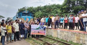 ৮ দফা দাবিতে শ্রীমঙ্গলে রেলপথ অবরোধ