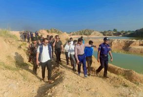 <span style='color:#000;font-size:18px;'>সিলেটের জেলা প্রশাসক সারোয়ার আলমের হুশিয়ারী</span><br/> শাহ আরেফিন টিলার পাথর উত্তোলন-ক্রয়-বিক্রয়কারীদের আইনের আওতায় আনা হবে