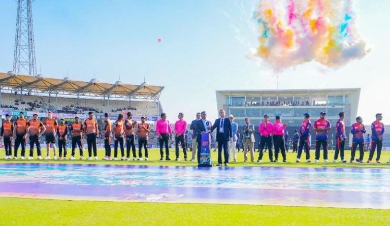 <span style='color:#000;font-size:18px;'>বিদেশ থেকে এসে পৌঁছায়নি</span><br/> ট্রফি ছাড়াই শুরু হলো বিপিএল