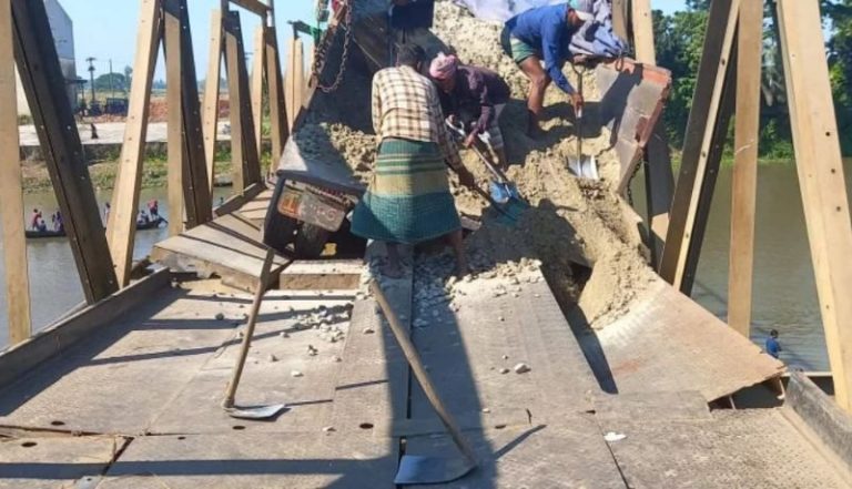 <span style='color:#000;font-size:18px;'>পাথর বোঝাই ট্রাক পারাপার</span><br/> হবিগঞ্জে বেইলি ব্রিজ ভেঙে দুই উপজেলার যোগাযোগ বিচ্ছিন্ন