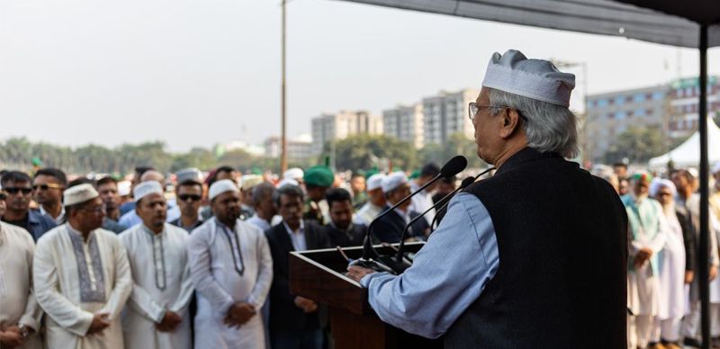 <span style='color:#000;font-size:18px;'>জানাজায় প্রধান উপদেষ্টা</span><br/> ‘বীর ওসমান হাদি, তোমাকে বিদায় দিতে আসিনি, তোমার কাছে ওয়াদা করতে এসেছি’