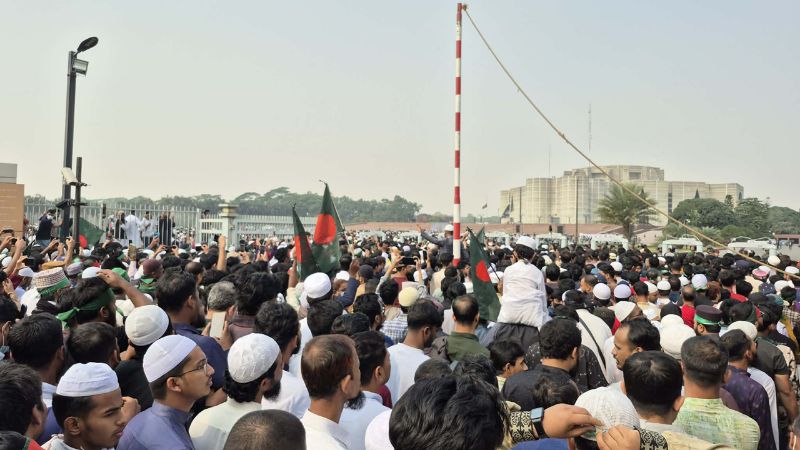 শহীদ হাদির জানাজায় অংশ নিতে সংসদ ভবনের দক্ষিণ প্লাজায় লাখো মানুষের ঢল