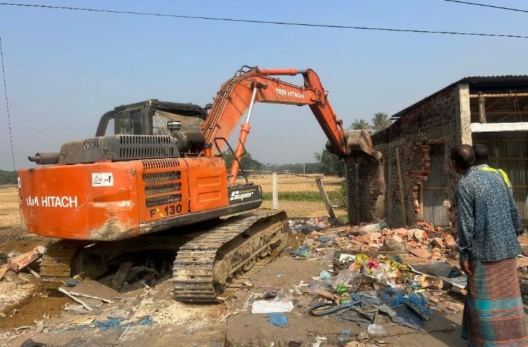 বিশ্বনাথের লামাকাজীতে শতাধিক অবৈধ স্থাপনা উচ্ছেদ করেছে সওজ