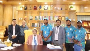 দানবীর ড. রাগীব আলীর সাথে জাতীয় দলের সাবেক পেসার নাজমুল হোসেনের সাক্ষাৎ