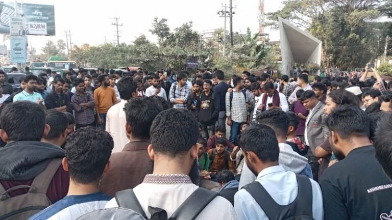 শাকসু নির্বাচন স্থগিতের প্রতিবাদে সড়ক অবরোধ
