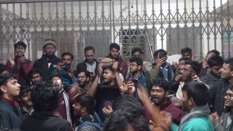 ইসির সিদ্ধান্ত সঠিক হলে শাকসু স্থগিত হবে- নির্বাচন কমিশন, ক্যাম্পাসে বিক্ষোভ