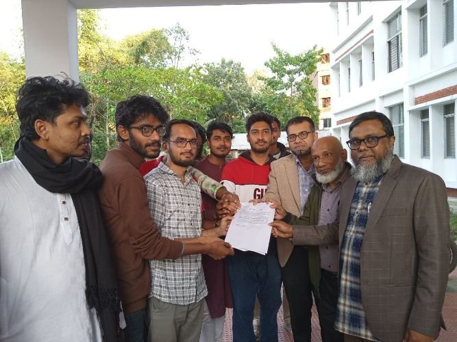 শর্ত প্রত্যাখান করে নির্ধারিত সময়ে শাকসুর দাবিতে প্রার্থীদের স্মারকলিপি