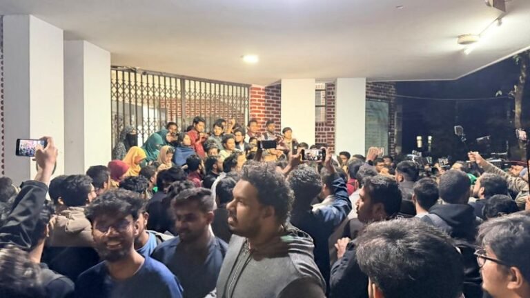 মঙ্গলবারে শাকসুর দাবিতে রাত ৯টা পর্যন্ত সময় বেঁধে দিলো শিক্ষার্থীরা