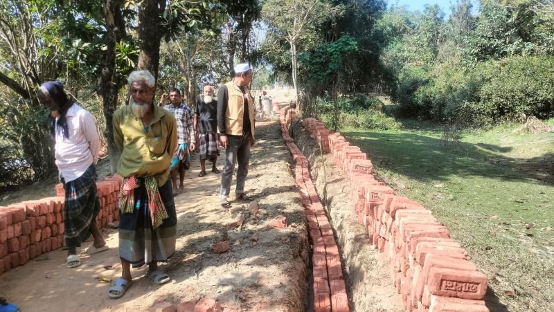 শান্তিগঞ্জে কোটি টাকার সড়ক নির্মাণে নিম্নমানের সামগ্রী ব্যবহারের অভিযোগ, ক্ষুদ্ধ এলাকাবাসী