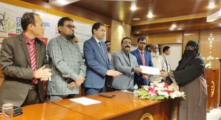 <span style='color:#000;font-size:18px;'>জেলা পরিষদ শিক্ষাবৃত্তি প্রদান অনুষ্ঠানে বিভাগীয় কমিশনার</span><br/> নতুন বাংলাদেশ বিনির্মাণে নৈতিকতা সমৃদ্ধ জনশক্তি গঠনের বিকল্প নেই