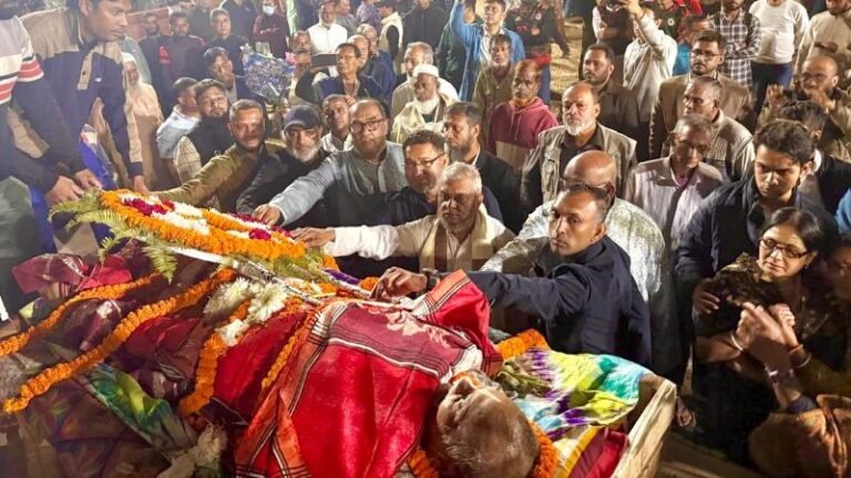 শ্রদ্ধা-ভালোবাসায় কিংবদন্তি ফুটবলার রনজিৎ দাসকে শেষ বিদায়