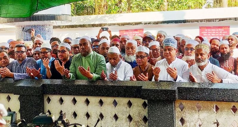 দরগাহ মসজিদে জুমার নামাজ, মাজার জিয়ারত ও ইফতার মাহফিলে একসঙ্গে দিন কাটালেন দুই মন্ত্রী
