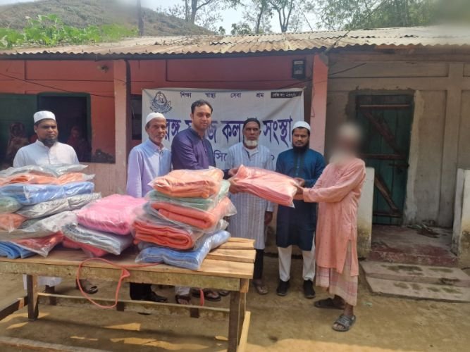 চা-শ্রমিকদের মাঝে তরঙ্গ সমাজকল্যাণ সংস্থার কম্বল বিতরণ