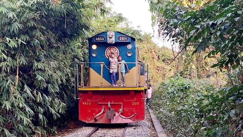 পাঁচ ঘণ্টা ধরে সিলেটের সঙ্গে সারা দেশের রেল যোগাযোগ বন্ধ
