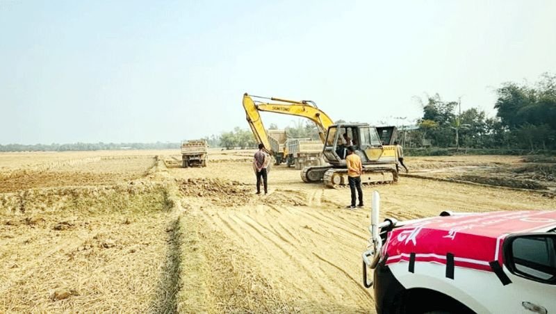 দোয়ারাবাজারে অবৈধভাবে মাটি কাটায় ৮০ হাজার টাকা জরিমানা