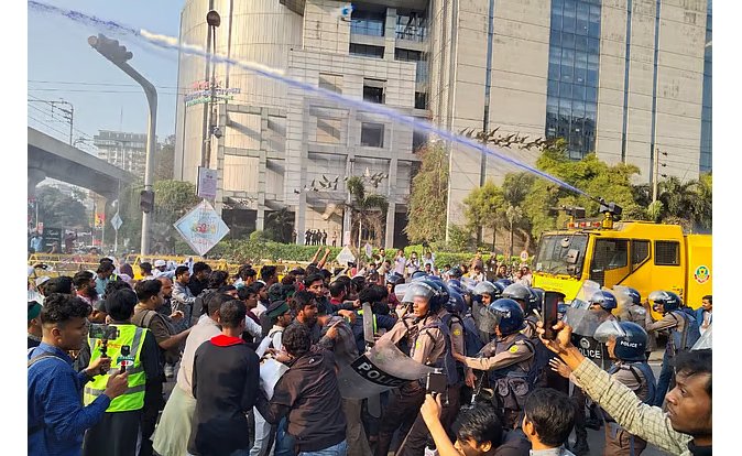 ইনকিলাব মঞ্চের অবস্থান কর্মসূচি ঘিরে সংঘর্ষ, জাবের-জুমাসহ আহত অনেকে