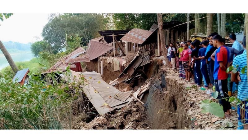 <span style='color:#000;font-size:18px;'>আতঙ্কে নদী পাড়ের মানুষ</span><br/> গোলাপগঞ্জে কুশিয়ারা নদীতে আকস্মিক ধসে পড়লো বাড়িঘর