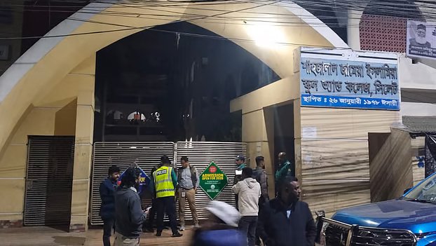 পর্যবেক্ষক পরিচয়ে রাতে মিরাবাজার জামেয়া কেন্দ্রে ঢোকার চেষ্টা, আটক ৩