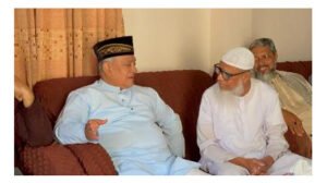 নির্বাচনে জিতে মিষ্টি ও ফুল নিয়ে জামায়াত প্রার্থীর বাড়িতে বিএনপির নাসের রহমান